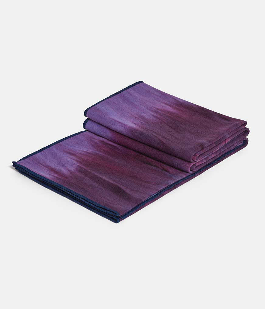 Manduka eQua Yoga Mat Towel - Quick Drying Microfiber, Lightweight, Easy  for Travel, Use in Hot Yoga, Vinyasa and Power, 72 Inch (182cm) Midnight